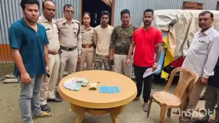 দক্ষিণ শালমাৰা: ফকিৰগঞ্জত ড্ৰাগছৰ বিৰুদ্ধে আৰক্ষীৰ অভিযান, জব্দ নগদ ৪৬ হাজাৰ টকাৰ লগতে ১১.১৭ গ্ৰাম হেৰ'ইন আৰু ৯৪টা নিচাজাতীয় টেবলেট