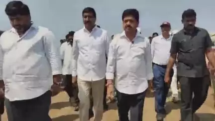 మచిలీపట్నం: బందరు పోర్టు పనులను పరిశీలించిన మంత్రులు బీసీజనార్ధన్ రెడ్డి, కొల్లు రవీంద్ర, ఏపీ మారిటైం బోర్డు ఛైర్మన్ దామచర్ల సత్య