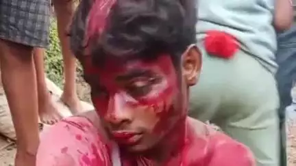 सुरसंड: सुरसंड में चोर को रंगे हाथ पकड़ा गया, लोगों ने बाल मुंडवाए और लाल रंग से पोता, वीडियो वायरल