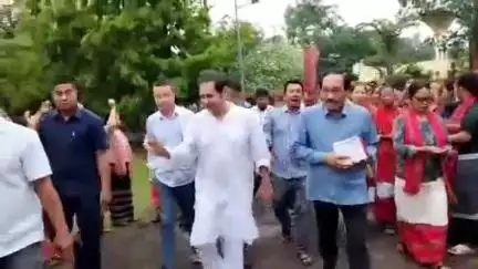 জিরানিয়া: খুমুলোঙে নোয়াই অডিটরিয়ামে কাপড় বুনা শিল্পের সাথে জড়িত মহিলাদের মধ্যে সুতা বিতরণ TTAADC-র তরফে