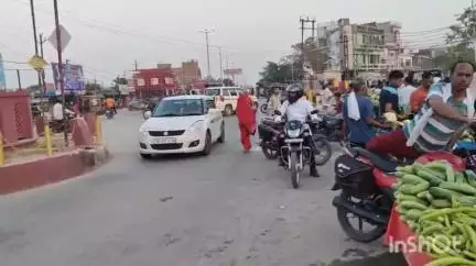 उरई: उरई कोतवाली क्षेत्र के बघौरा बाईपास में अवैध अतिक्रमण में लोगों की परेशानी बढ़ी, आए दिन होते सड़क हादसे।#jansamaya
