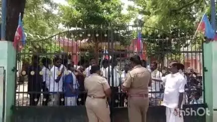 மேலூர்: மேலூரில் நிலுவையில் உள்ள ஊதியத்தை வழங்க கோரி ஒப்பந்த தூய்மை பணியாளர்கள் உள்ளிருப்பு போராட்டம்