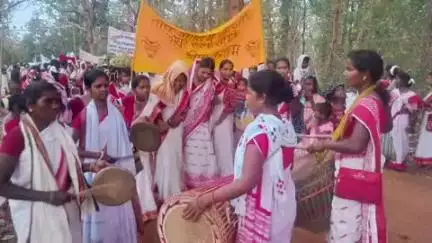 बिशुनपुर: बनारी में सरहुल समारोह का हुआ समापन, थिरकी महिलाओं ने लिया हिस्सा