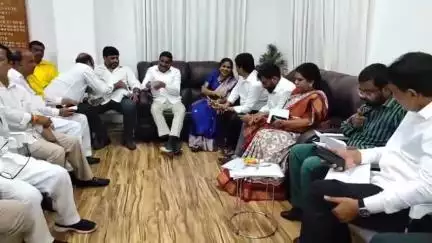 మచిలీపట్నం: ప్రధాని నరేంద్ర మోదీ పర్యటన ఏర్పాట్ల పై బందరు కలెక్టరేట్లో రాష్ట్ర హోం మంత్రి వంగలపూడి అనిత సమీక్ష