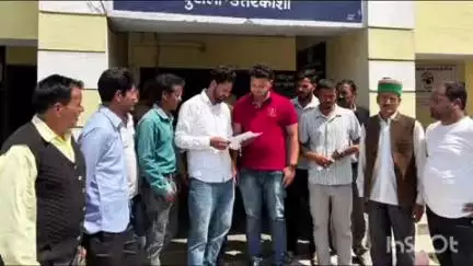 पुरोला: पुरोला में कमल नदी के बीचों-बीच खनन के विरोध में ग्रामीण आंदोलन के लिए लामबंद हो गए