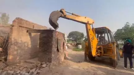 ਡੇਰਾਬਸੀ: ਡੇਰਾ ਬੱਸੀ ਦੇ ਪਿੰਡ ਅਮਲਾਲਾ ਵਿੱਚ ਨਸ਼ਾ ਤਸਕਰ ਦਾ ਪੰਚਾਇਤੀ ਜ਼ਮੀਨ ਤੇ ਗੈਰ ਕਾਨੂੰਨੀ ਕਬਜ਼ਾ ਪੁਲਿਸ ਨੇ ਢਾਇਆ