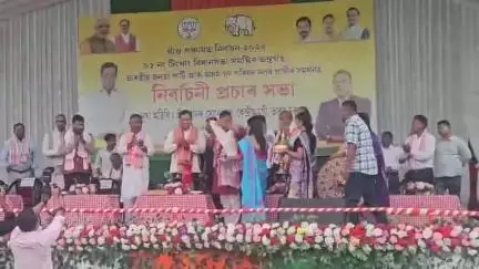 টিংখং: টিংখাঙৰ বামুণবাৰী চাহ বাগিচা খেলপথাৰত মিত্ৰজোঁটৰ প্ৰাৰ্থীৰ হৈ প্ৰচাৰ চলালে কেন্দ্ৰীয় মন্ত্ৰী  সৰ্বানন্দ সোণোৱালে