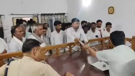 खाजूवाला: उपखंड अधिकारी को सौंपा ज्ञापन, पंचायत पुनर्गठन की विसंगति को लेकर दी आमरण अनशन की चेतावनी