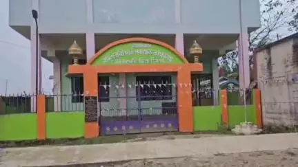 টিংখং: টিংখাঙৰ ১নং নৰাকাটা গাঁৱত চৰকাৰী গৃহ নিৰ্মাণত ব্যাপক অনিয়মৰ অভিযোগ, ঠিকাদাৰে নিৰ্মাণ সম্পূৰ্ণ নকৰাৰ অভিযোগ ভুক্তভোগীৰ