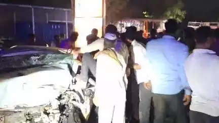 मंगळवेढा: सिद्धेवाडीजवळ 2 कारची समोरासमोर धडक, ड्रायव्हरसह एकाच कुटुंबातील 5 जण गंभीर जखमी