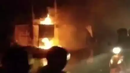 കുന്നംകുളം: ഇടിമിന്നലിൽ കുന്നംകുളം-വടക്കാഞ്ചേരി റോഡിലെ ഗുഡ് ഷെപ്പേഡിന് സമീപത്തെ ട്രാൻസ്ഫോർമറിന് തീപിടിച്ചു, വൈദ്യുതി വിതരണം നിലച്ചു