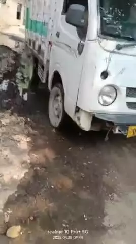 हमारे डीग ग्राम सभा की हालत बहुत खराब है रास्तों में नालियों का पानी बह रहा है ना ही यहां कोई सफाई कर्मी है
