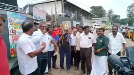 பந்தலூர்: அம்பலமூலா பகுதியில் நடைபெறவுள்ள கால்பந்தாட்ட போட்டியை முன்னிட்டு பிதிர்காடு பகுதியில் டோள்பின்ஸ் தங்க கோப்பையுடன் பேரணி