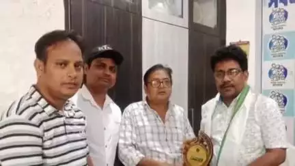 দেশপ্রাণ: কাঁথির রহমনিয়া প্রাথমিক বিদ্যালয়ের পক্ষ থেকে আজ জেলা পরিষদের সভাধিপতি উত্তম বারিককে দেওয়া হল স্মারক সম্মান