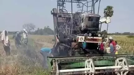 తుంగతుర్తి: రావులపల్లి లో ప్రమాదశాత్తు కరెంటు తీగలు తగిలి వరి కోత మిషన్ దగ్ధం