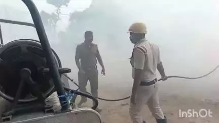 বলাগড়: হোয়েরা জিটি রোড সংলগ্ন পরিত্যক্ত আবর্জনা স্তুপে আগুন, ঘটনাস্থলে দমকল দপ্তরের একটি ইঞ্জিন