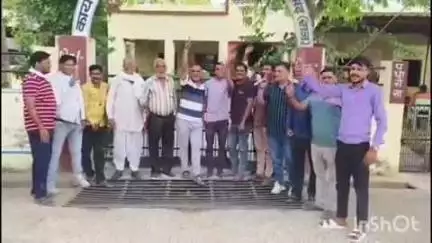 कुंवरिया: कुंवारिया में पंचायत समिति की मांग को लेकर धरना जारी, ग्रामीणों ने की नारेबाजी