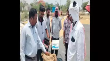 ఆలేరు: కొలనుపాకలో ధాన్యం కొనుగోలు కేంద్రాన్ని పరిశీలించిన జిల్లా వ్యవసాయ శాఖ అధికారి గోపాల్