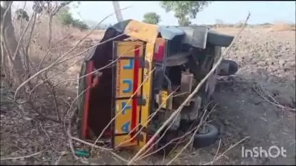 సైదాపూర్: సైదాపూర్ సమీపంలో ప్రయాణికులతో వెళ్తున్న ఆటో బోల్తా, ప్రయాణికులకు గాయాలు