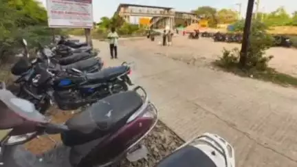 வண்டலூர்: மறைமலைநகர் ரயில்வே நிலையத்தில் பாதுகாப்பற்ற இடத்தில் டூவீலர் பார்க்கிங் எச்சரிக்கை பலகை வைத்தும் அலட்சியம்