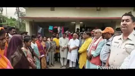 डंडखोरा: डंडखोरा थाना पर हमला और भीड़ को उकसाने के आरोप में रायपुर मुखिया पर हुई कार्रवाई, मुखिया से मिलने पहुंची भाजपा की टीम