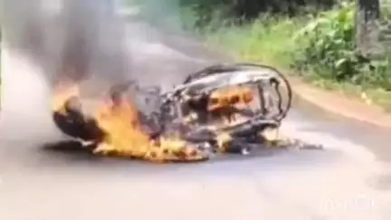 വടകര: പേരാമ്പ്ര കൂരാച്ചുണ്ടിൽ ഓടിക്കൊണ്ടിരിക്കെ സ്‌കൂട്ടർ പൂർണമായും കത്തിനശിച്ചു