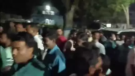 নবগ্রাম: নবগ্রামে পঞ্চায়েত সমিতির সভাপতি কে   আটক করা নিয়ে ব্যাপক উত্তেজনা থানা চত্বরে, ঘটনাস্থলা উপস্থিত বিধায়ক