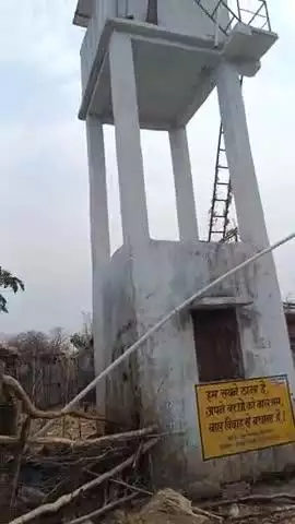 kodarm prakhand ke gujhandi Panchayat ke antargat ambakola gaav pahadi chetra me hai jahan Pani ka bahut samasya hai