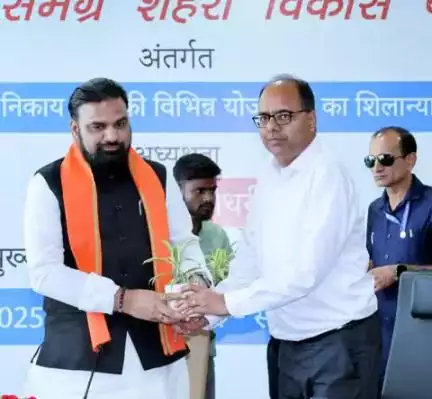 माननीय उप मुख्यमंत्री, बिहार-सह-प्रभारी मंत्री, पटना जिला श्री सम्राट चौधरी द्वारा मुख्यमंत्री समग्र शहरी विकास योजना अंतर्गत पटना जिला के 15 नगर निकायों में 220.47 करोड़ रुपया की लागत राशि से 373 योजनाओं का शिलान्यास किया गया।