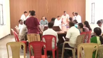 ಚಿಕ್ಕೋಡಿ: ಚಿಕ್ಕೋಡಿ ತಹಶೀಲ್ದಾರ್ ಕಚೇರಿಗೆ ದಿಢೀರ್ ಲೋಕಾಯುಕ್ತ ಪೊಲೀಸರ ಭೇಟಿ,ಖಡತಗಳ ಪರಿಶೀಲನೆ