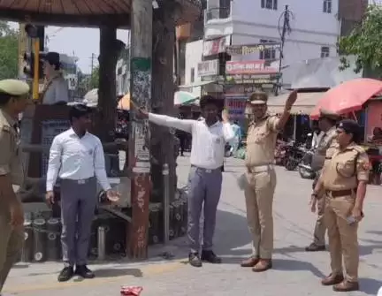 पुलिस अधीक्षक के निर्देशन में छात्र छात्राओं को सड़क सुरक्षा नियम की दी गयी जानकारी