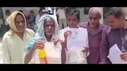 నార్కెట్​పల్లి: నార్కట్పల్లి తాసిల్దార్ కార్యాలయం ముందు పెట్రోల్  డబ్బాలు పట్టుకుని రైతులు