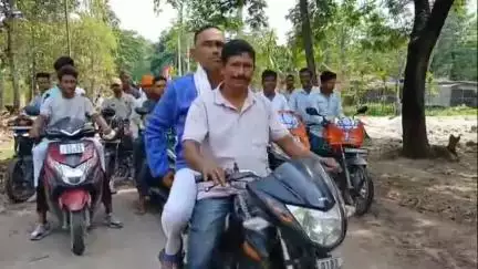 টিহু ভাগ: চাপ্লেকুছিত বিজেপিৰ বাইক ৰেলী,৪০ নং কঠালবাৰী বৰজাৰ গাওঁ পঞ্চায়ত অন্তৰ্গত ৱাৰ্ডে ৱাৰ্ডে নিৰ্বাচনী সভা শাসকীয় দলৰ