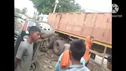 बनियापुर के डा डाढ़ी बाढ़ी में अनियंत्रित ट्रक घर के दरवाज़े पर खड़े बोलेरे में टक्कर मार दी जिसमें गृह स्वामी घायल हो गए
