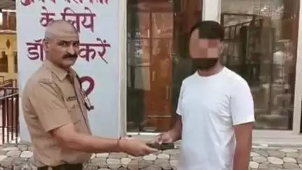 यमकेश्वर: लक्ष्मणझूला में घूमने आए पर्यटकों के खोए मोबाइल फोन, नगदी और बैग को पुलिस ने ढूंढकर किया सुपुर्द
