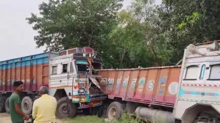 आज subah 4baje ड्राइवर नींद में खरी गाड़ी में टक्कर मारी इसमें किसी का जान का नुकसान नहीं हुआ