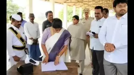 పెద్దవూర: మండల కేంద్రంలో ధాన్యం కొనుగోలు కేంద్రాన్ని సందర్శించి, కొనుగోళ్ల వివరాలను పరిశీలించిన జిల్లా కలెక్టర్ ఇలా త్రిపాఠి