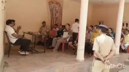 जसवां: नरसिंह भवन रकड़ में पुलिस कर्मचारियों ने टैक्सी चालकों और स्थानीय दुकानदारों के साथ विभिन्न मुद्दों पर की बैठक
