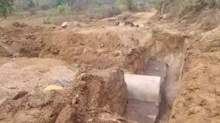मनातू: मनातू में प्रधानमंत्री ग्राम सड़क योजना में भ्रष्टाचार, जंगल से पत्थरों का अवैध उत्खनन