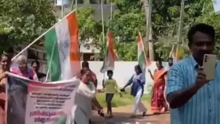മാവേലിക്കര: ഭരണിക്കാവ് മുട്ടക്കുളം റോഡിൻ്റെ ശോചനീയാവസ്ഥ പരിഹരിക്കുന്നതിലെ കാലതാമസം, പ്രതിഷേധം സംഘടിപ്പിച്ചു #localissue