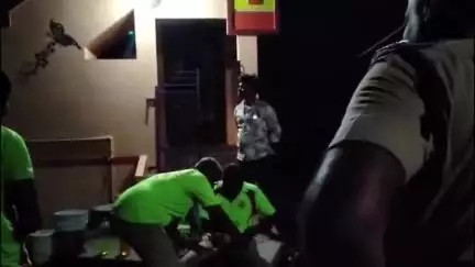 எட்டயபுரம்: கசவன் குன்று கிராமத்தில் புளிய மரத்தில் கூடு கட்டி இருந்த விஷ வண்டுகள் தீயணைப்புத் துறையினரால் தீ வைத்து அழிப்பு
