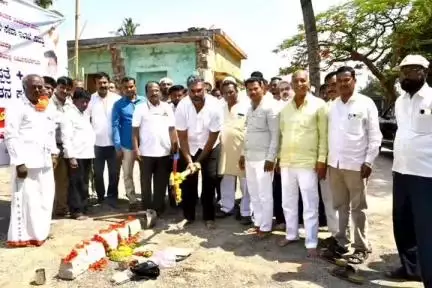 ಸವದತ್ತಿ: ಮುನವಳ್ಳಿ ಪಟ್ಟಣದಲ್ಲಿ ಪಶು ಚಿಕಿತ್ಸಾಲಯ ಕಟ್ಟಡ ಕಾಮಗಾರಿಗೆ ಶಾಸಕ ವಿಶ್ವಾಸ ವೈದ್ಯ ಚಾಲನೆ