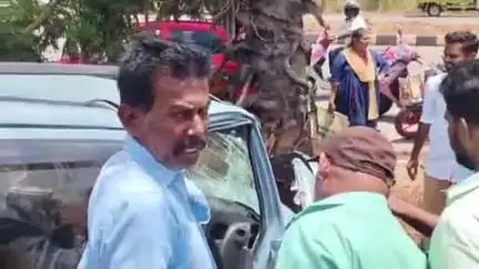 ஆலங்குளம்: கார் கட்டுப்பாட்டை இழந்து மாற்றுத்திறனாளி வாகனத்தில் மோதி விபத்து இரண்டு பேர் படுகாயம்