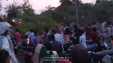 hawa ke Karan bich road per limd gir gai Rajgad me