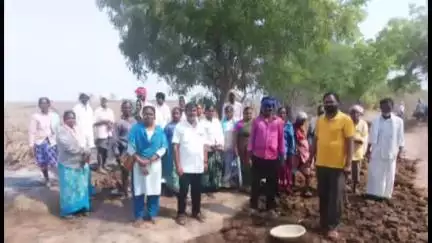 జాజిరెడ్డి గూడెం: నాగారం గ్రామంలో ఉపాధి హామీ పనుల వద్ద బడిబాట కార్యక్రమాన్ని నిర్వహించిన ప్రభుత్వ పాఠశాల ఉపాధ్యాయులు