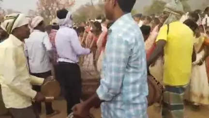 गारू:-सरयू प्रखण्ड में सरहुल की गूंज, मांदर के थाप पर झूमे लोग।