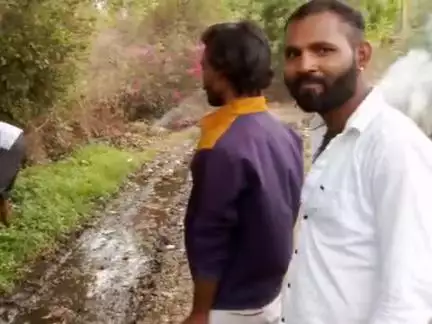 gram bhilgoan mohlla balai me road saaf kiya ja raha h yaha pr sarpanch ya koi panchayat shadasya is pr dhyan ni de raha