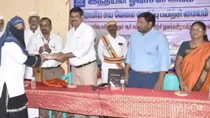நீடாமங்கலம்: அத்திக்கடை ஊராட்சியில் உள்ள தனியார் திருமண மண்டபத்தில் கிராமிய சுய வேலைவாய்ப்பு பயிற்சி  துவக்க விழாவை மாவட்ட ஆட்சியர் தொடங்கி வைத்தார்