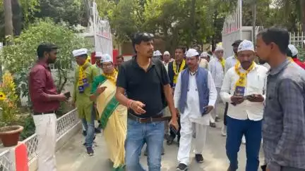 #बिहार_में_भी_केजरीवाल #जनसंपर्क_यात्रा के आरंभ केंद्र सत्याग्रह की पवित्र भूमि गढ़पुरा, बेगूसराय के लिए आम आदमी पार्टी के जत्थे निकल चुके हैं।