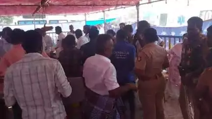 இலுப்பூர்: இருந்திரப்பட்டி ஜல்லிக்கட்டில் மாடு முட்டி காவல் ஆய்வாளர் சந்திரசேகர் படுகாயம், முதலுதவி வழங்கிய Ex-அமைச்சர் விஜயபாஸ்கர்